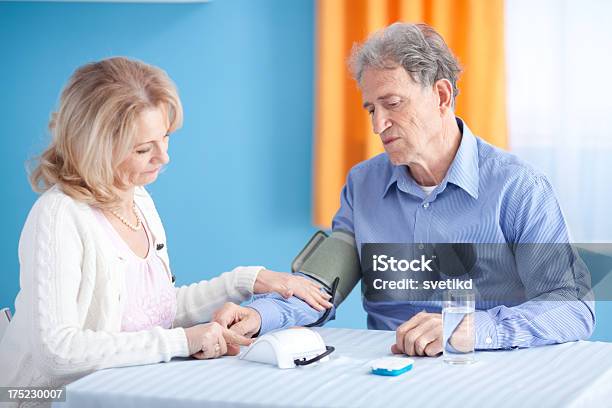 노인 남자 혈압 측정 2명에 대한 스톡 사진 및 기타 이미지 - 2명, 50-59세, 60-69세