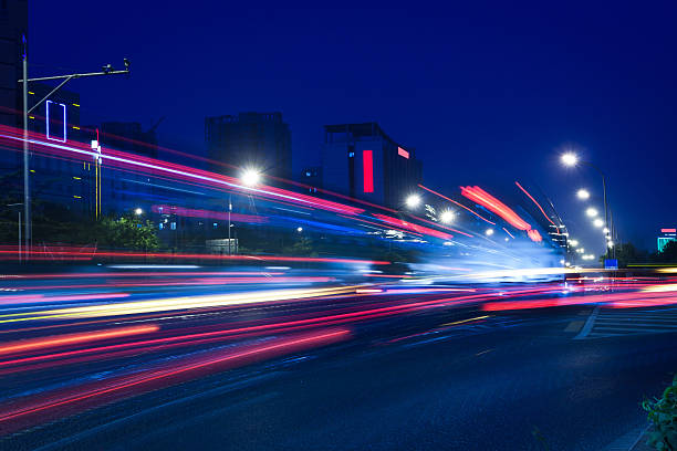 miasto noc widok samochodu taillight trajektorię lotu - beijing traffic land vehicle city street zdjęcia i obrazy z banku zdjęć