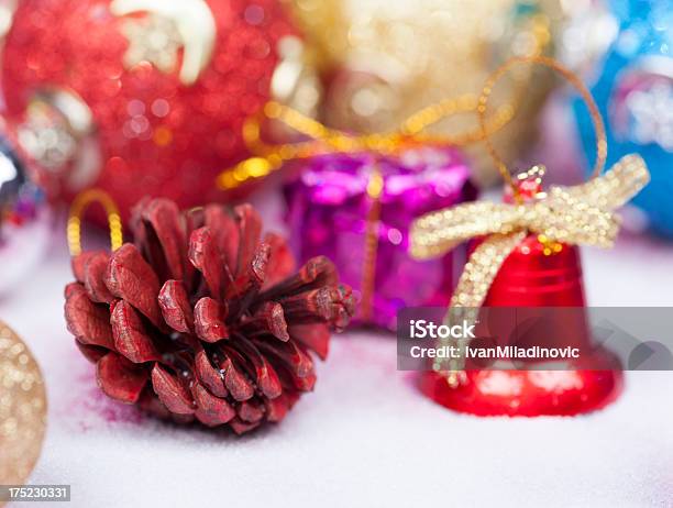 Photo libre de droit de Cône De Pin Avec Décorations De Noël banque d'images et plus d'images libres de droit de Blanc - Blanc, Bleu, Boule de Noël