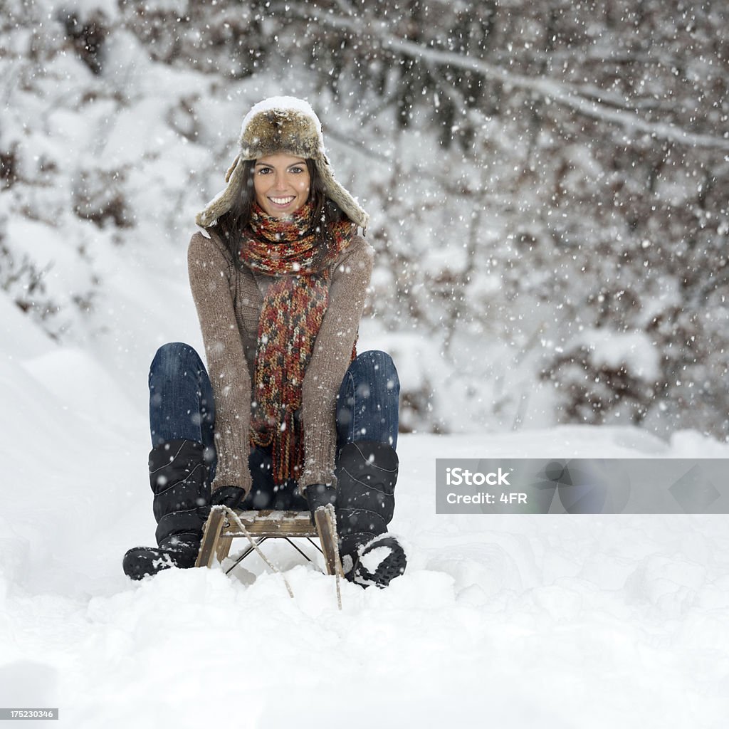 Zimowe zabawy, kobieta jazdy na drewnianym sanki, miejsce na tekst - Zbiór zdjęć royalty-free (20-24 lata)
