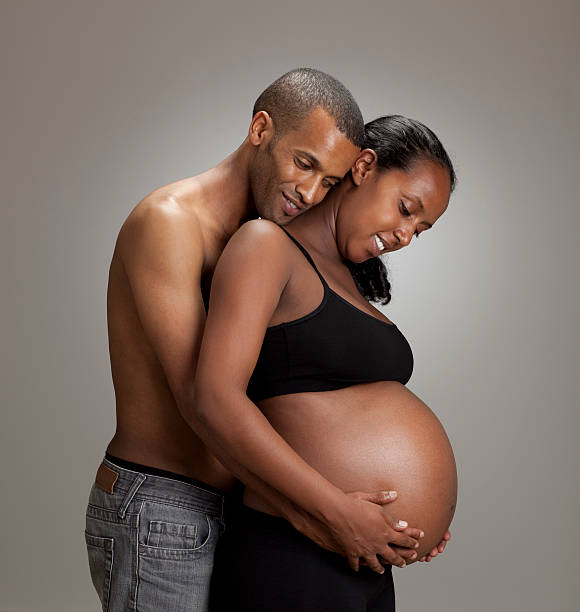 foto de estudio de la pareja embarazada. - two parent family naked men couple fotografías e imágenes de stock