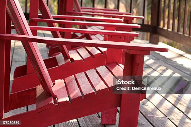 Rote Liegestühle Stockfoto und mehr Bilder von Rot - Rot, Adirondack-Stuhl, Einige Gegenstände - Mittelgroße Ansammlung