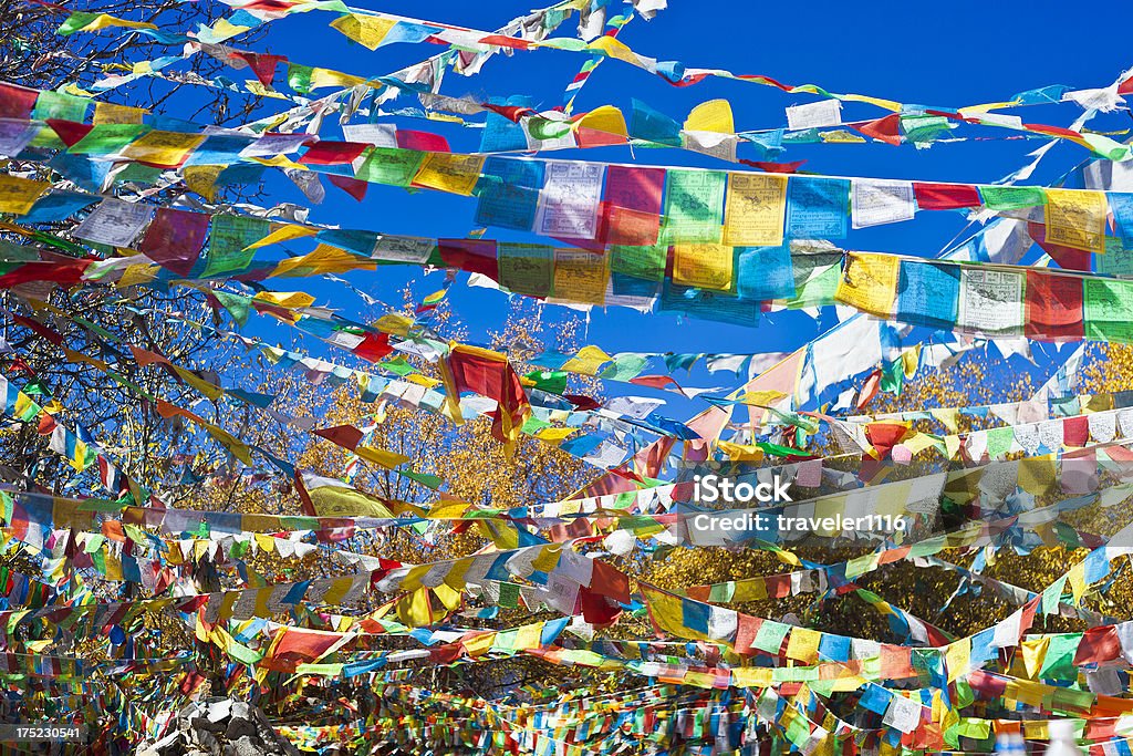 Bandiere di preghiera tibetano in Cina - Foto stock royalty-free di Bandiera di preghiera