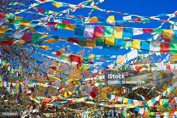 Bandiere Di Preghiera Tibetano In Cina - Fotografie stock e altre immagini di Bandiera di preghiera - Bandiera di preghiera, Cultura tibetana, Tibet