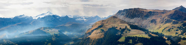 panorama de obersimmental e wildhorn cimeira com glaciar na suíça - wildhorn imagens e fotografias de stock