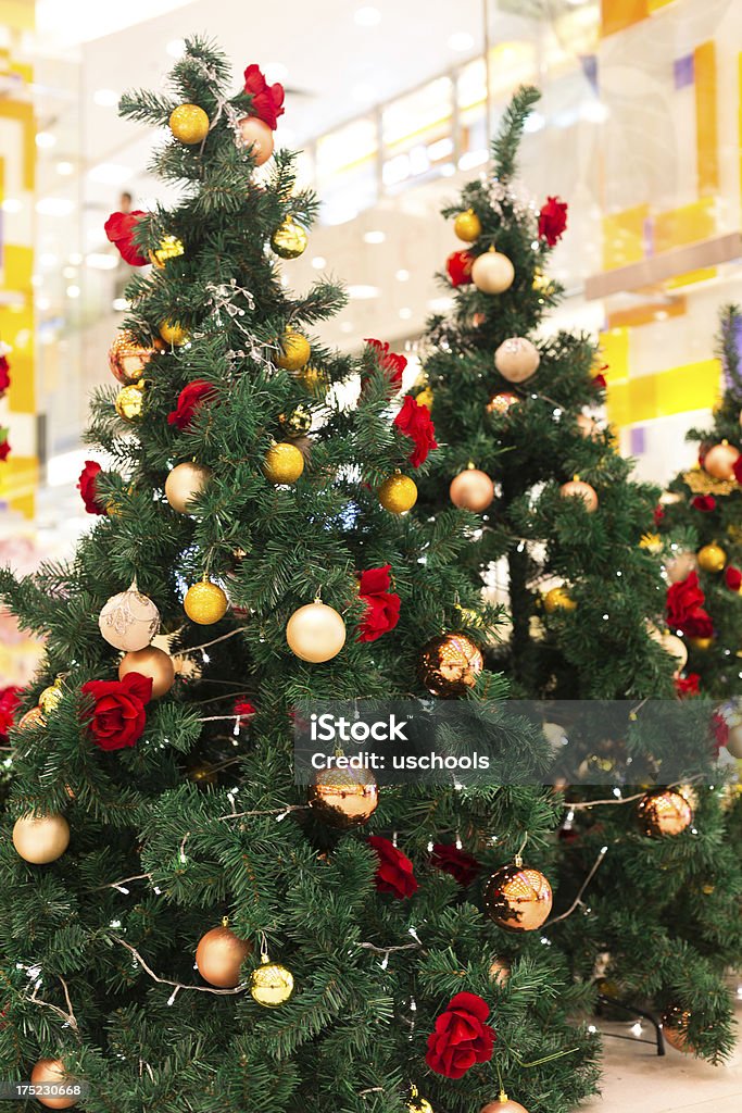 Árbol de Navidad con Golden ornamentos - Foto de stock de Adorno de navidad libre de derechos