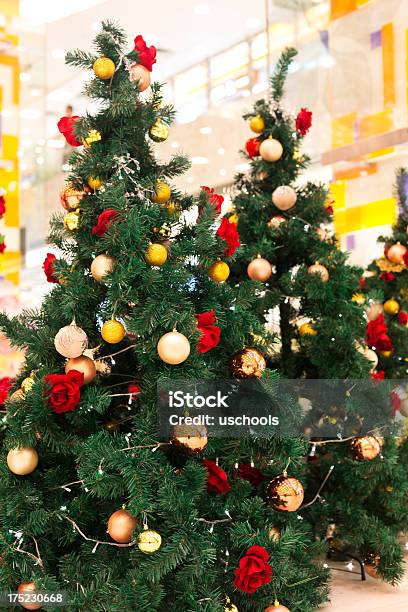 Choinka Z Złote Ozdoby - zdjęcia stockowe i więcej obrazów Bez ludzi - Bez ludzi, Bombka, Boże Narodzenie