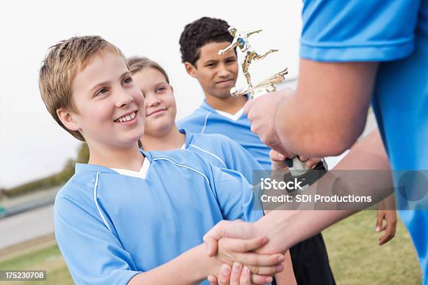 Troféu De Futebol Feliz Brincando Aceitação Do Treinador - Fotografias de stock e mais imagens de Criança