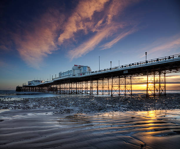 victorian muelle en worthing, sussex en puesta de sol - sussex fotografías e imágenes de stock