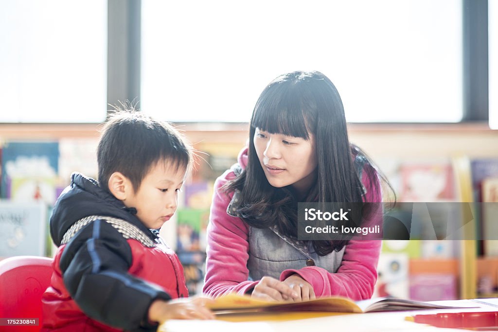Crianças com professor na sala de aula - Foto de stock de Adulto royalty-free
