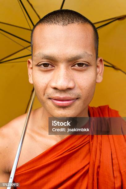 Jovem Retrato De Monge Budista - Fotografias de stock e mais imagens de Adulto - Adulto, Angkor Wat, Asiático e indiano