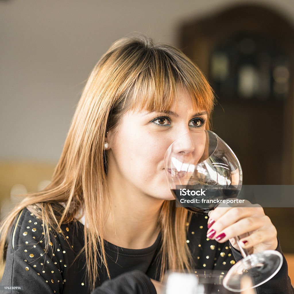 Mujer bebiendo vino tinto en el restaurante Solas - Foto de stock de 20 a 29 años libre de derechos