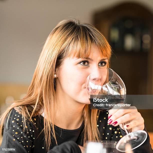 Mujer Bebiendo Vino Tinto En El Restaurante Solas Foto de stock y más banco de imágenes de 20 a 29 años - 20 a 29 años, Adulto, Adulto joven