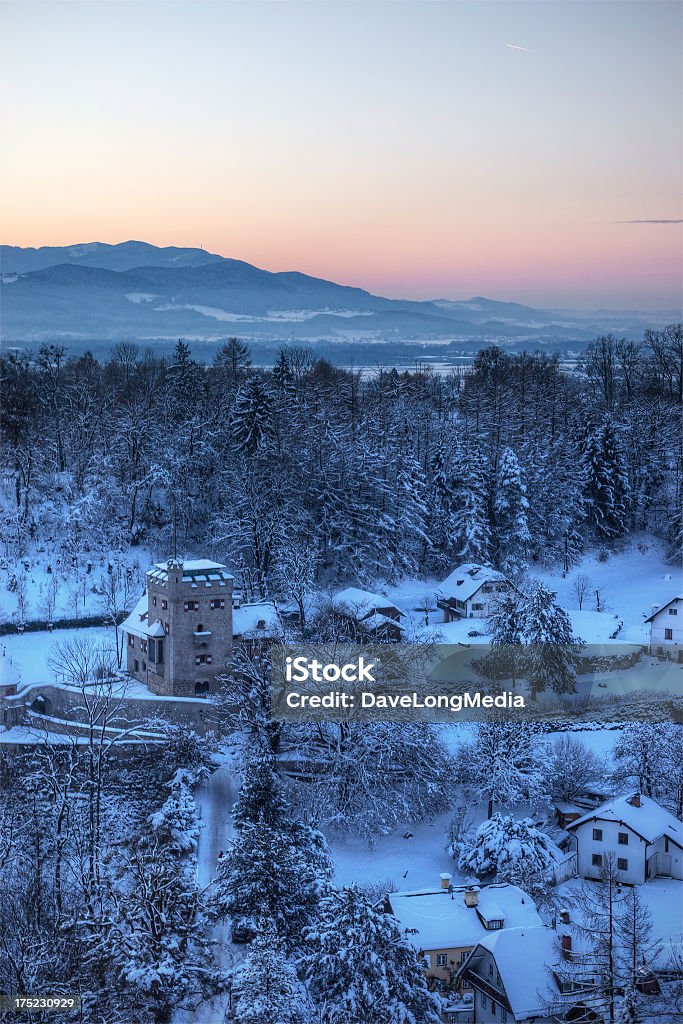 Médiévale enneigé au coucher du soleil - Photo de Alpes européennes libre de droits