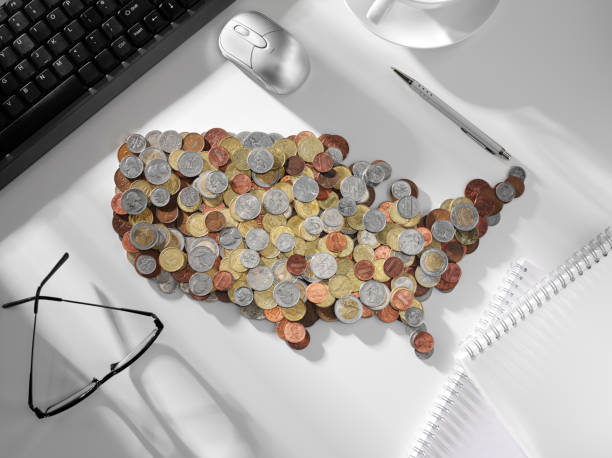 escritorio con monedas que suman america - usa the americas british coin map fotografías e imágenes de stock