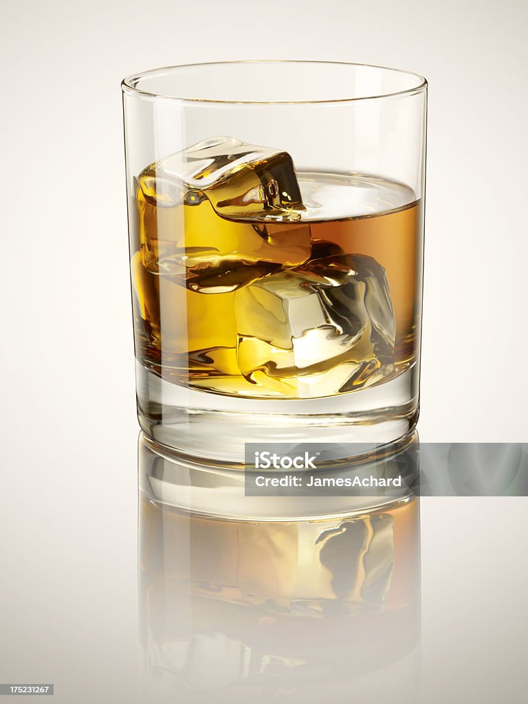 Whisky en las rocas - Foto de stock de Bebida libre de derechos