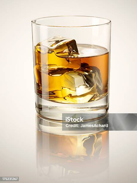 Whisky En Las Rocas Foto de stock y más banco de imágenes de Bebida - Bebida, Bebida alcohólica, Bebida batida