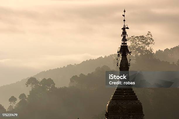 Puesta De Sol Con Templo En Kalaw Foto de stock y más banco de imágenes de Aguja - Chapitel - Aguja - Chapitel, Aire libre, Amanecer