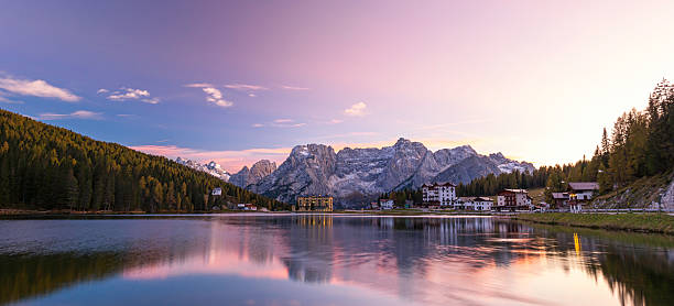 misurina ao nascer do sol - belluno veneto european alps lake - fotografias e filmes do acervo