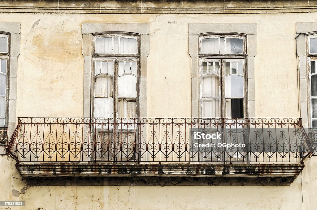 As janelas e varanda de antigo prédio abandonado - Foto de stock de Abandonado royalty-free