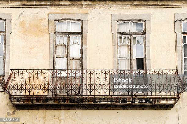 Foto de As Janelas E Varanda De Antigo Prédio Abandonado e mais fotos de stock de Abandonado - Abandonado, Acabado, Amarelo