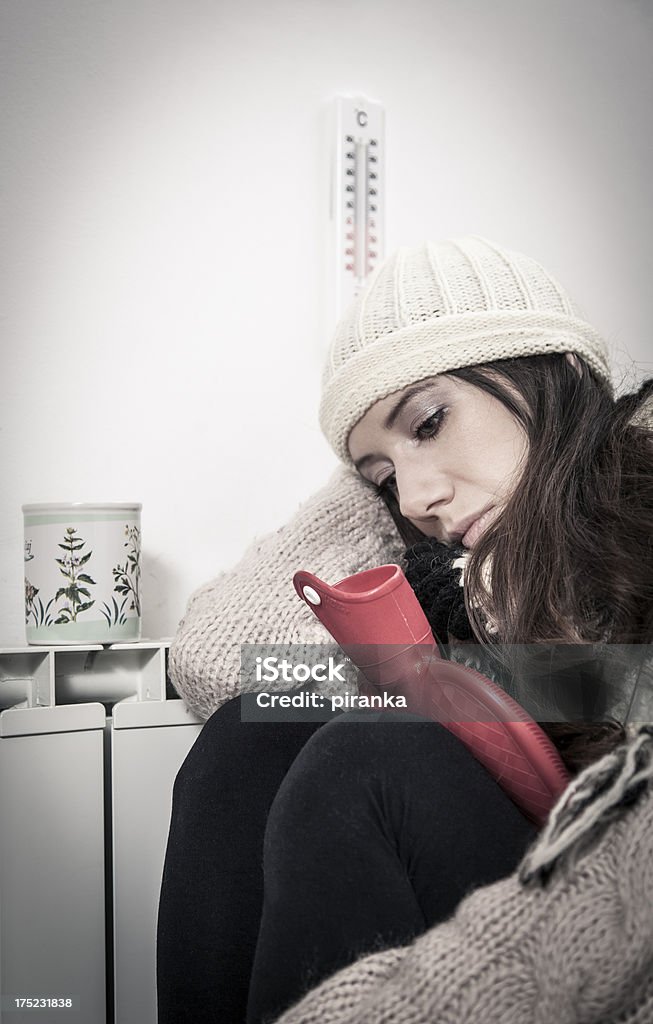 Женщина, замораживание дома - Стоковые фото В пом�ещении роялти-фри