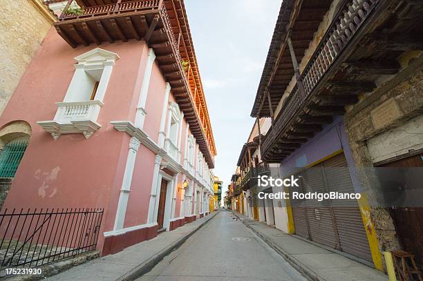 Ulica W Cartagena De Indias - zdjęcia stockowe i więcej obrazów Ameryka Południowa - Ameryka Południowa, Architektura, Bez ludzi