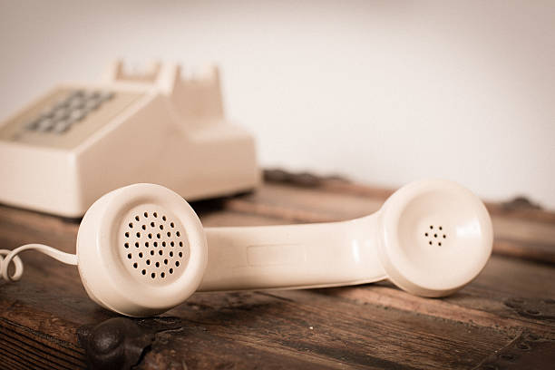 винтажный нажатия кнопки телефона - obsolete landline phone old 1970s style стоковые фото и изображения