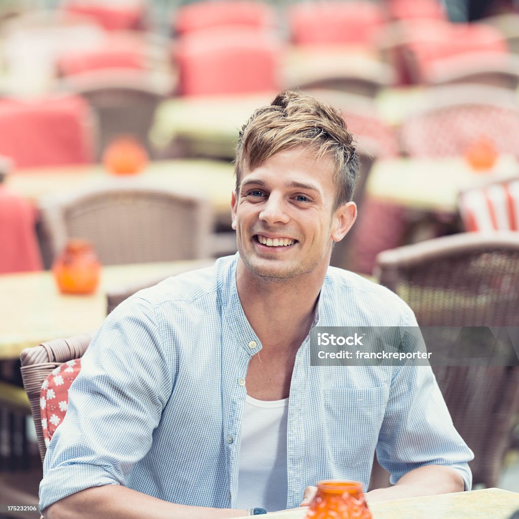 Lächelnder Mann sitzt auf bar für den Sommer - Lizenzfrei Blondes Haar Stock-Foto