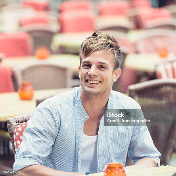 Lächelnder Mann Sitzt Auf Bar Für Den Sommer Stockfoto und mehr Bilder von Blondes Haar - Blondes Haar, Café, Ein Mann allein