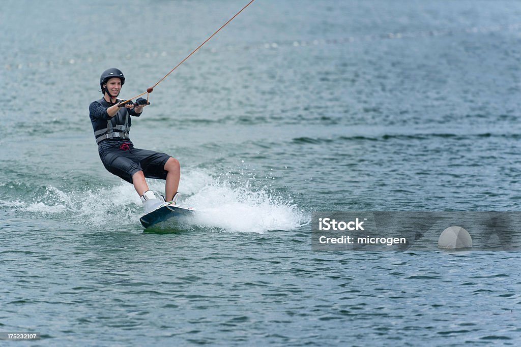Jovem mulher wakeboarding no lago - Foto de stock de Jaqueta Salva-Vidas royalty-free