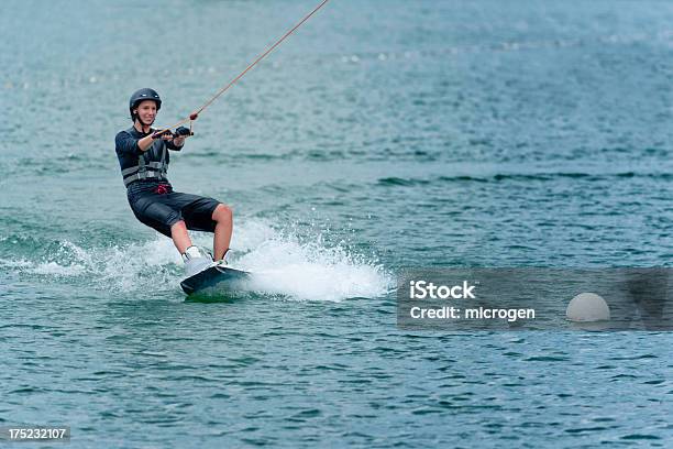 Foto de Jovem Mulher Wakeboarding No Lago e mais fotos de stock de Jaqueta Salva-Vidas - Jaqueta Salva-Vidas, Mulheres, Só Uma Mulher