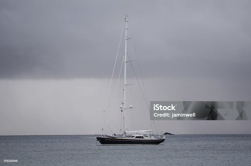 Luksusowy jacht na pochmurny niebo - Zbiór zdjęć royalty-free (Bez ludzi)
