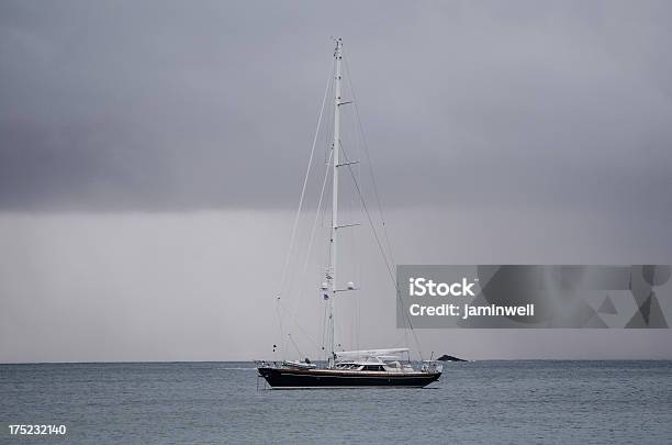 Luksusowy Jacht Na Pochmurny Niebo - zdjęcia stockowe i więcej obrazów Bez ludzi - Bez ludzi, Burza, Burza z piorunami