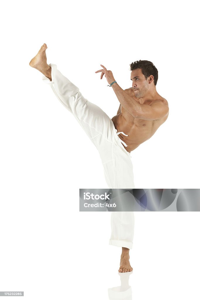 Tronco Nu jovem praticando capoeira - Foto de stock de 20 Anos royalty-free