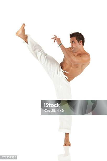 Foto de Tronco Nu Jovem Praticando Capoeira e mais fotos de stock de 20 Anos - 20 Anos, Adulto, Agilidade