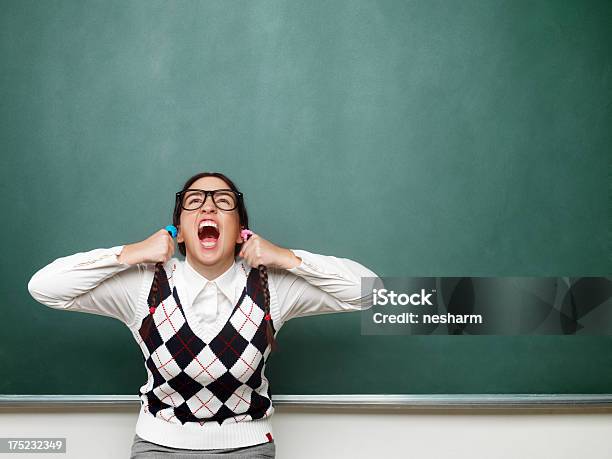 Photo libre de droit de Femme Grand Dadais Yelling Devant Le Tableau Noir banque d'images et plus d'images libres de droit de 1980-1989 - 1980-1989, 25-29 ans, Adulte