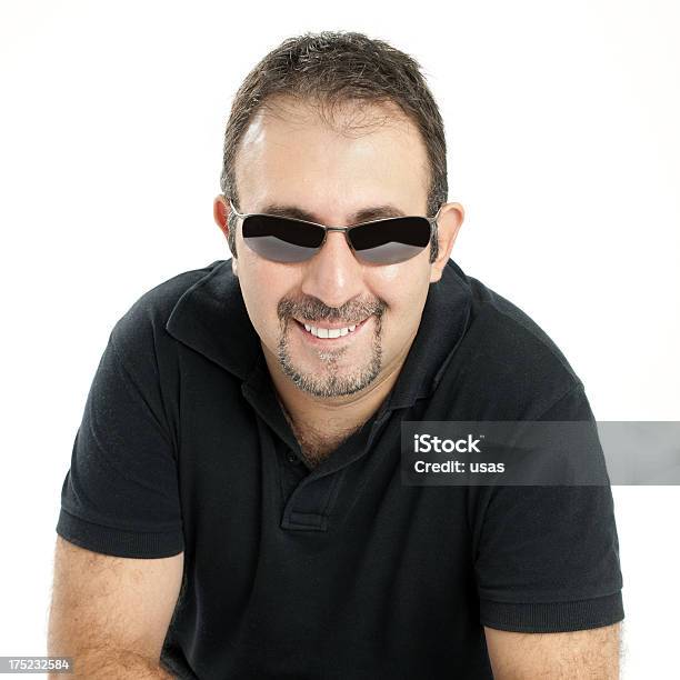Sonriente Hombre Mirando A La Cámara Foto de stock y más banco de imágenes de 30-39 años - 30-39 años, 35-39 años, 40-44 años