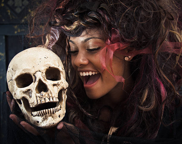bruxa segurando um crânio humano - witch voodoo smiling bizarre imagens e fotografias de stock
