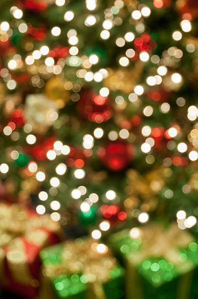 デフォーカス illumunated クリスマスツリー-休日の背景 - illumunated ストックフォトと画像