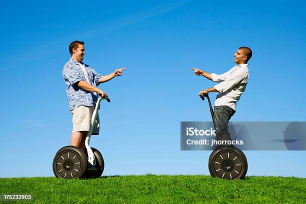 Segway Divertir - Fotografias de stock e mais imagens de Homens - Homens, Amizade, Duas Pessoas