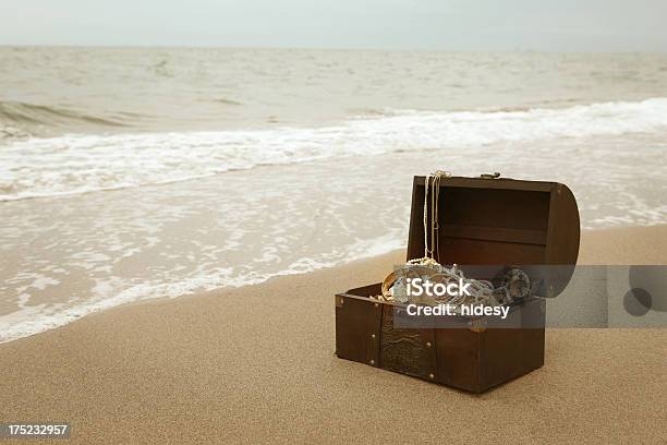 Pirat Skarb - zdjęcia stockowe i więcej obrazów Skrzynia skarbów - Skrzynia skarbów, Plaża, Złoto - metal