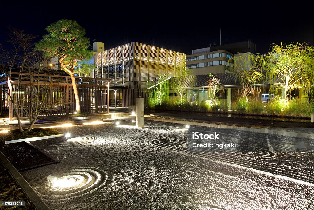 Jardín japonés por la noche - Foto de stock de Aire libre libre de derechos