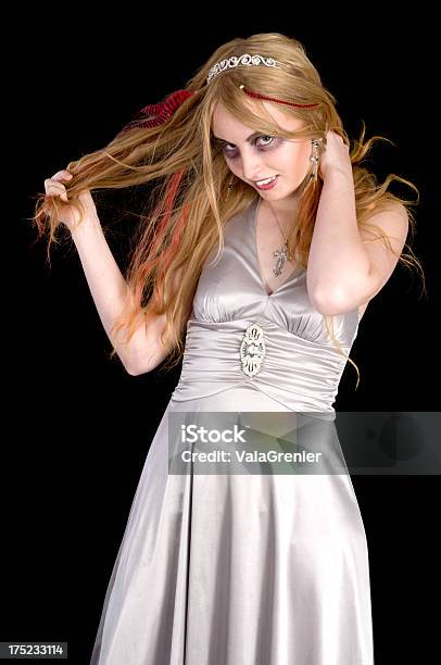 Blonde In Abendkleid Mit Haaren Spielen Stockfoto und mehr Bilder von 16-17 Jahre - 16-17 Jahre, 18-19 Jahre, Augen-Make-Up