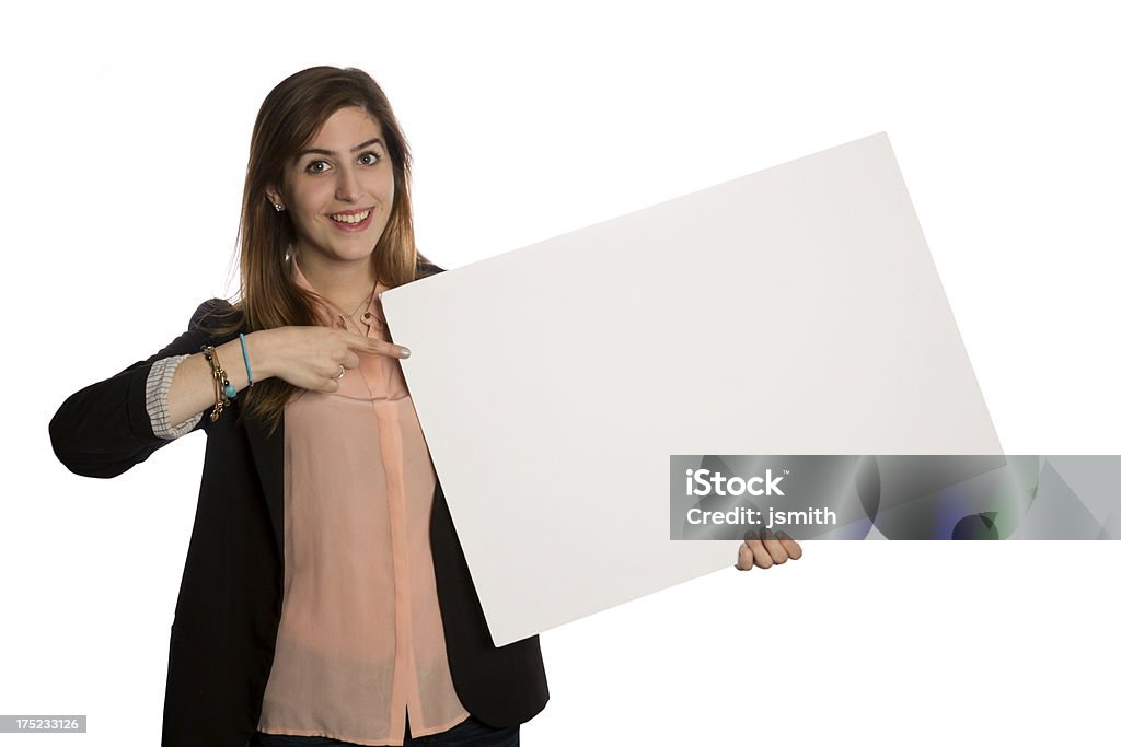 Młoda kobieta wskazuje znak puste uśmiech - Zbiór zdjęć royalty-free (20-29 lat)
