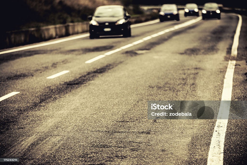 Samochody w ruchu na autostradzie - Zbiór zdjęć royalty-free (Droga wielopasmowa)