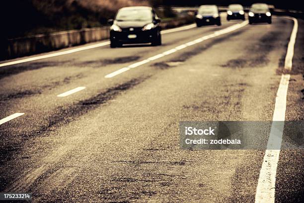 Samochody W Ruchu Na Autostradzie - zdjęcia stockowe i więcej obrazów Droga wielopasmowa - Droga wielopasmowa, Paryż, Asfalt