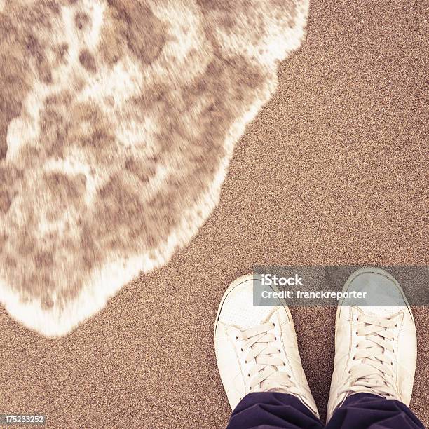 Foto de Com Os Pés Na Água No Inverno e mais fotos de stock de Areia - Areia, Com os pés na água, Exterior