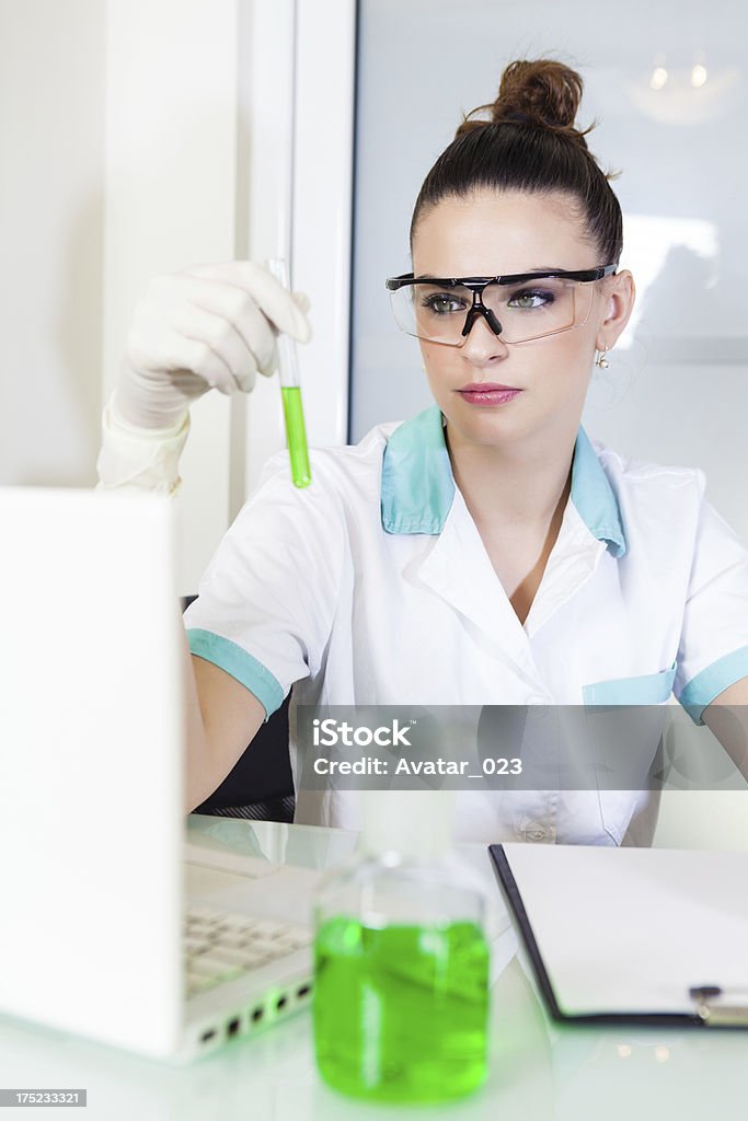 Mulheres jovens em laboratório - Foto de stock de 20 Anos royalty-free