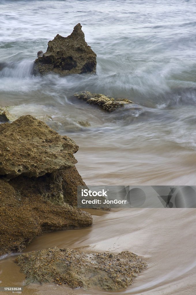 Borrosa olas Rock y marrón en la playa de arena - Foto de stock de Aire libre libre de derechos